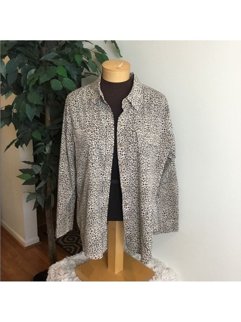 Apt 9 long sleeve button down blouse Woman’s size petite XL animal print